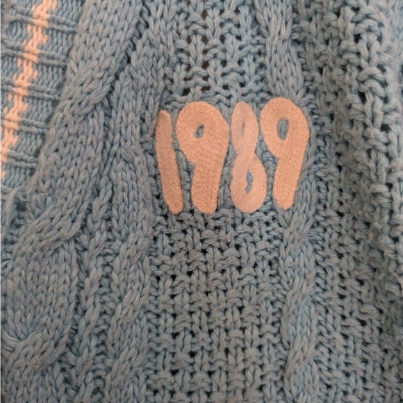 Taylor Swift 1989 Blue Cardigan Sweater Button Authentic - Picture 4 of 7